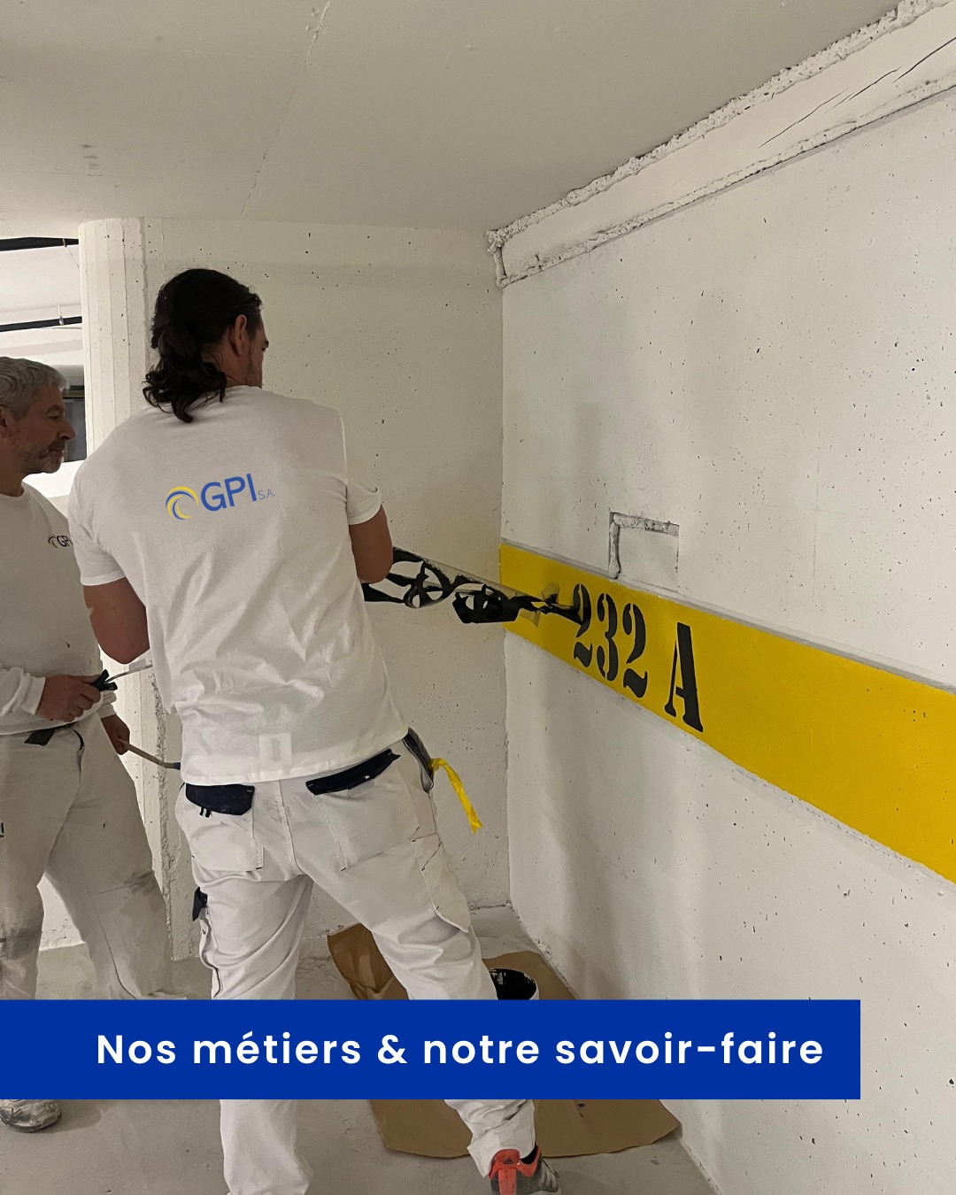 Les artisans GPI à l’œuvre, ajustant un plafond en plâtre sur un chantier