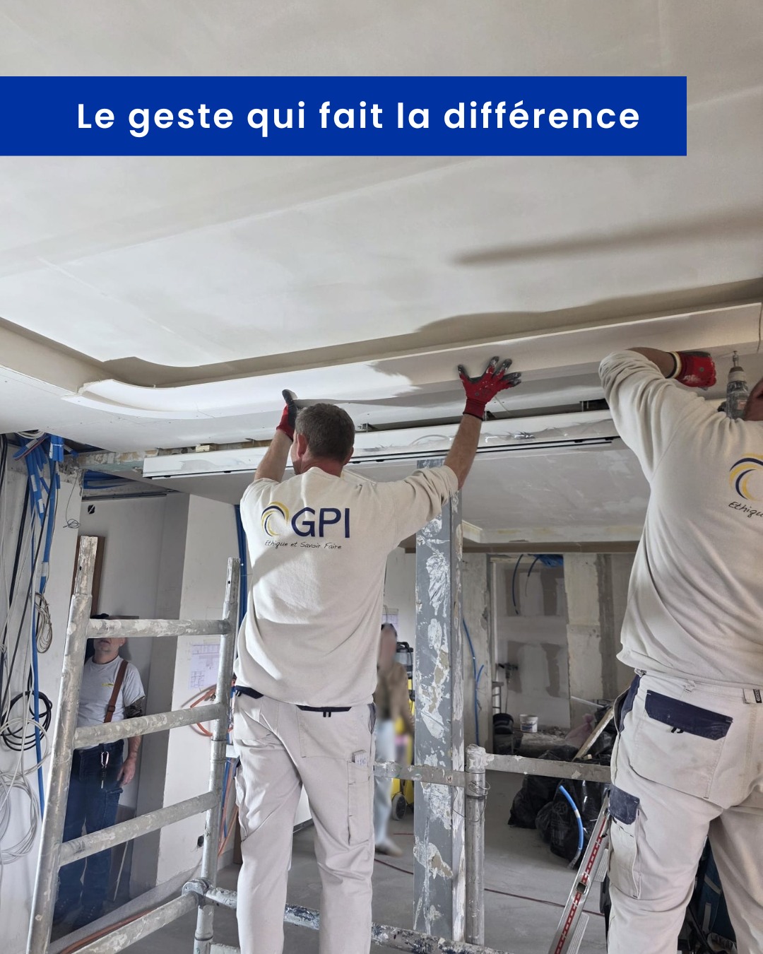 Les artisans GPI à l’œuvre, ajustant un plafond en plâtre sur un chantier